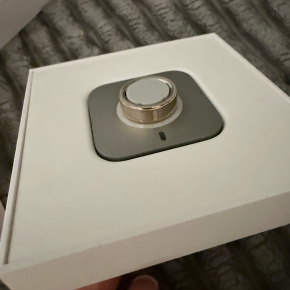 NEW Oura - Ring 4 - Smart Ring - Size 8- Rose Gold - (2024) - Picture 6 of 10